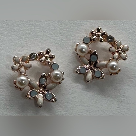 ✨🩵Dainty Rose Gold Flower Pearl & Crystal Wreath Stud Earrings Bridal Gift✨🩵 - Picture 13 of 16